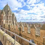 Junto A La Universidad Y La Catedral *