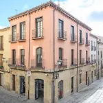 Junto A La Universidad Y La Catedral