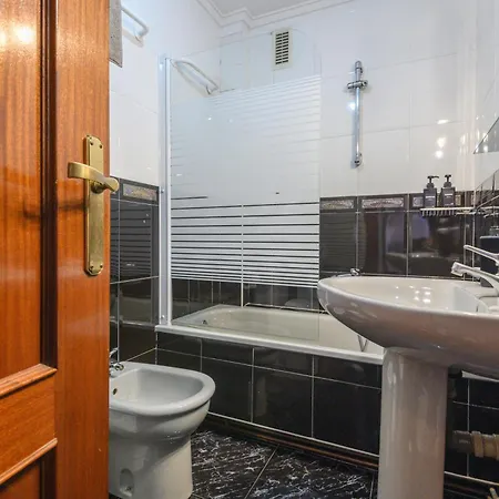 Junto A La Universidad Y La Catedral