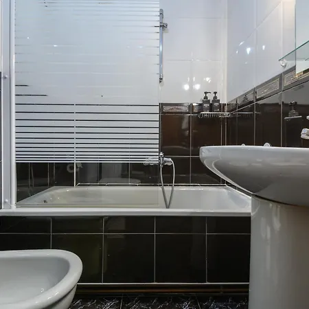 Junto A La Universidad Y La Catedral