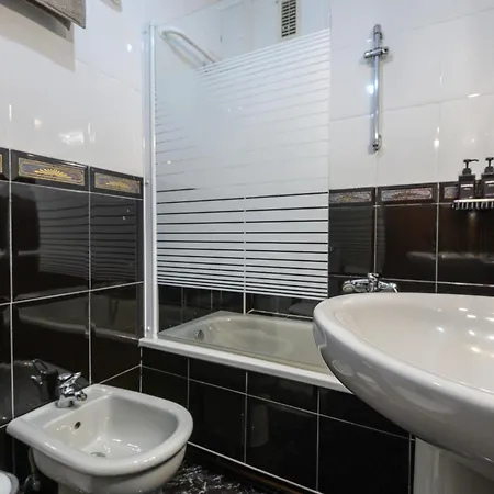 Junto A La Universidad Y La Catedral