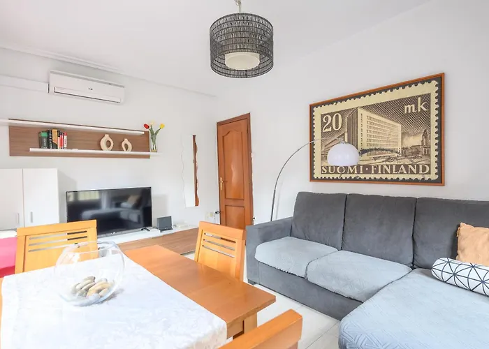 Junto A La Universidad Y La Catedral