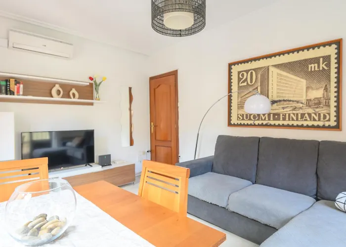 Junto A La Universidad Y La Catedral *