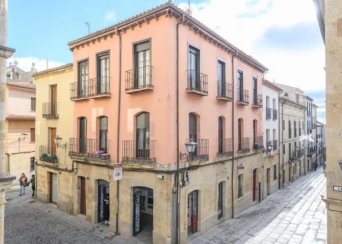 Junto A La Universidad Y La Catedral