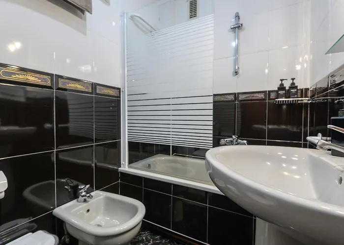 Junto A La Universidad Y La Catedral